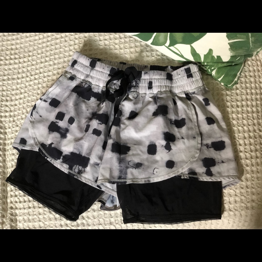 Lululemon running shorts with pockets size 8